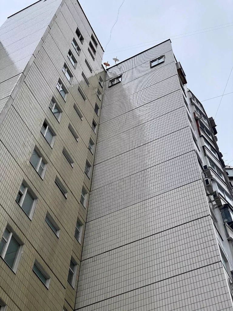Москвич в Митине прорубил окна в глухой стене 14-этажки Москвич в Митине прорубил окна в глухой стене 14-этажки