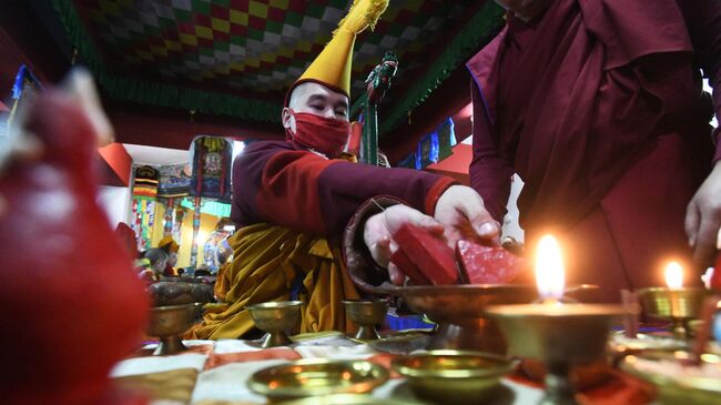 Буддийский монах во время праздничного молебна об очищении души в читинском дацане Дамба Брайбунлинг в канун буддийского Нового года Сагаалган