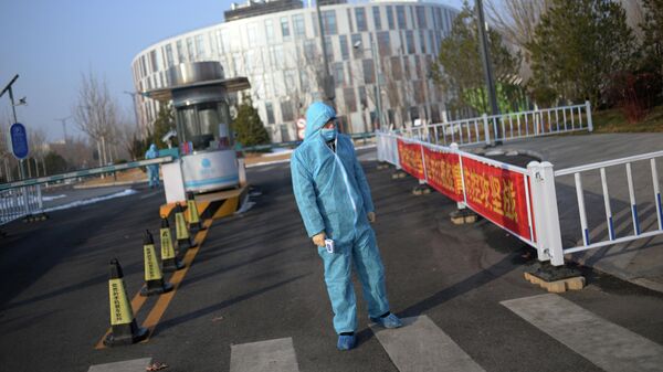 Охранник в защитном костюме в технологическом центре Чжунгуаньцунь в Пекине