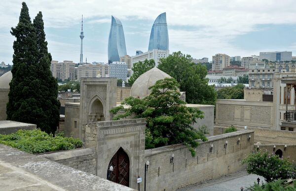 Дворец ширваншахов — бывшая резиденция правителей Ширвана, и архитектурный комплекс Башни Пламени в столице Азербайджана Баку