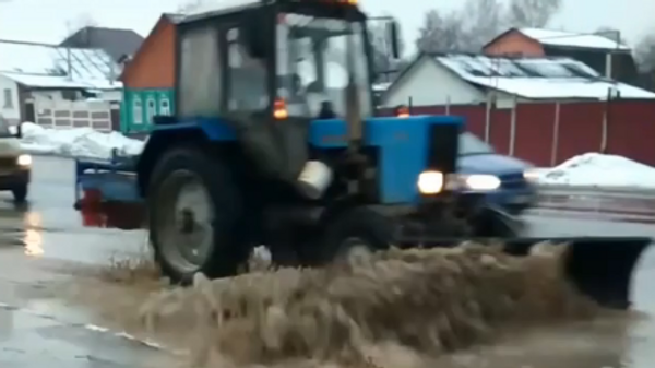 Уборка трактором луж в Саранске