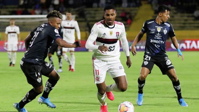 Soccer - Recopa Sudamericana - First Leg - Flamengo v Independiente del Valle - Olimpico de Atahualpa Stadium, Quito, Ecuador - February 19, 2020    Flamengo's Vitinho in action with Independiente del Valle's Jhon Sanchez REUTERS/Daniel Tapia