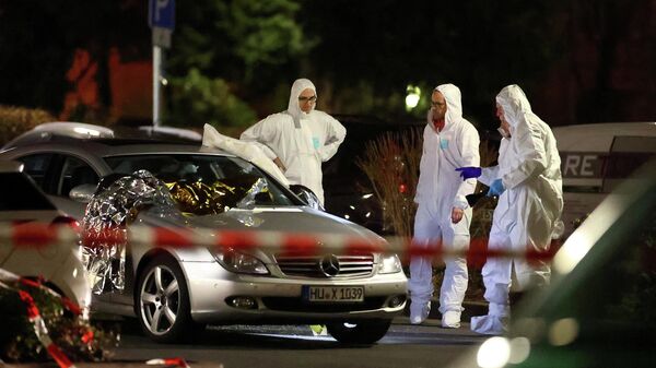 Судебные эксперты работают вокруг поврежденного автомобиля после стрельбы в Ханау под Франкфуртом, Германия. 20 февраля 2020