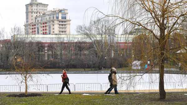 Прохожие в Парке Горького в Москве