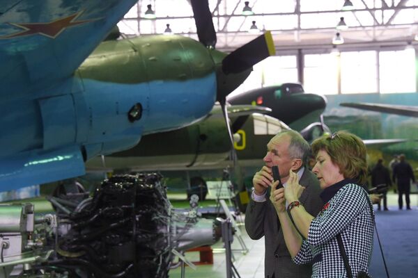 Посетители Центрального музея Военно-воздушных сил на открытии экспозиции Самолеты Великой Отечественной войны