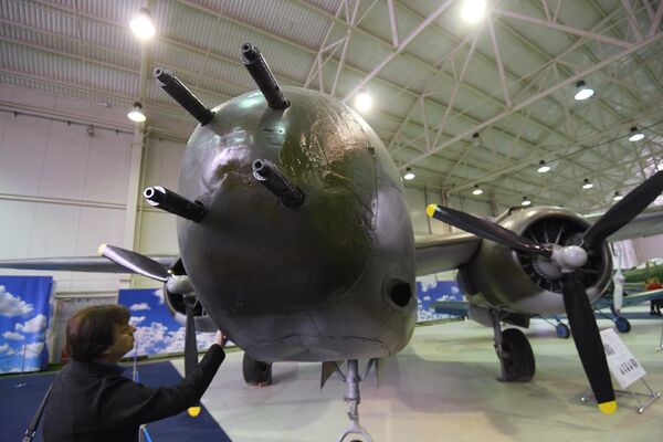 Посетитель Центрального музея Военно-воздушных сил рассматривает американский самолёт-торпедоносец А-20 Бостон