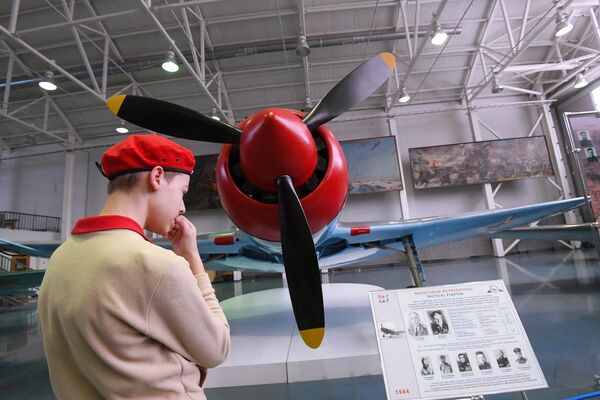 Юнармеец рассматривает фронтовой истребитель Ла-7, на котором воевал трижды Герой Советского Союза Кожедуб И. Н. и сбил на нем 17 самолетов противника, в Центральном музее Военно-воздушных сил