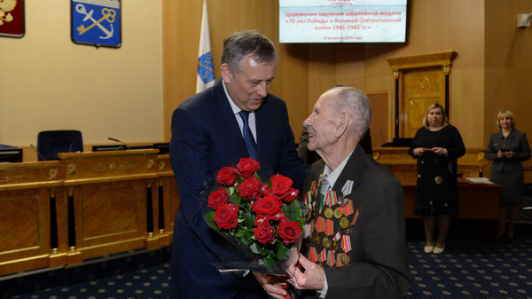 Губернатор Ленинградской области Александр Дрозденко награждает юбилейными медалями 75 лет Победы в Великой Отечественной войне 1941-1945 годов областных ветеранов