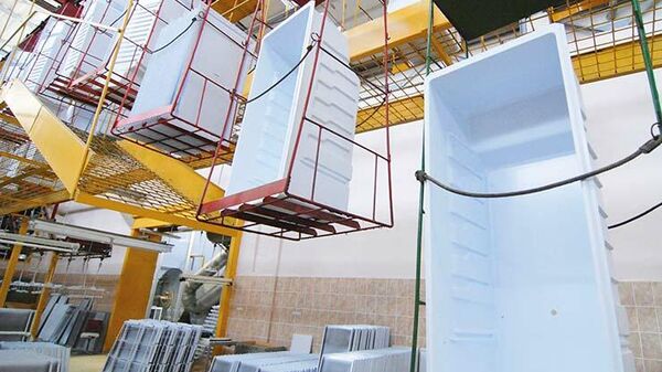 На одном из этапов производства  холодильного оборудования в цеху компании СЭПО-ЗЭМ в Саратове