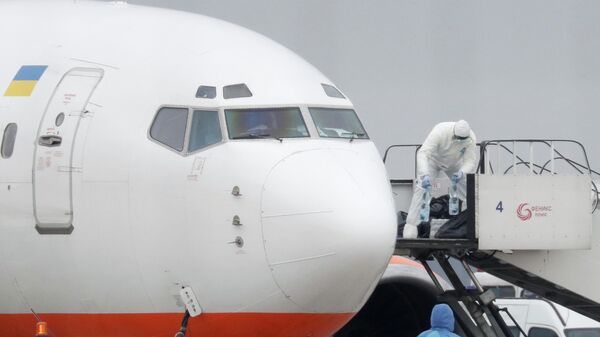 Самолет с гражданами Украины, эвакуированными из Китая, в международном аэропорту Борисполь