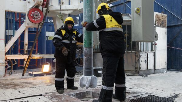 Сотрудники нефтяной компании Роснефть приступившей к бурению самой северной на российском арктическом шельфе скважины Центрально-Ольгинская-1