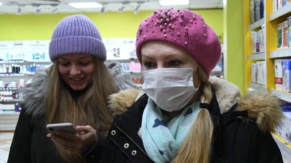 Покупательница в защитной маске в аптеке Владивостока