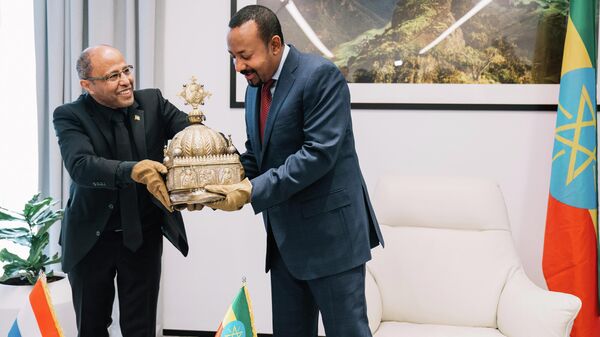 Премьер-министр Эфиопии Абий Ахмед Али во время вручения короны министру туризма Эфиопии Хируту Кассо