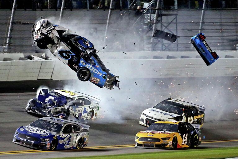 Авария пилота NASCAR Райана Ньюмана в гонке Daytona 500