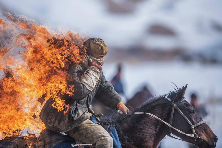 Участник чемпионата Нарынской области по традиционной конной игре кок-бору в селе Казыбек Ат-Башинского района в Киргизии