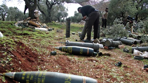 Сирийские боевики, поддерживаемые Турцией, ведут обстрел сирийских правительственных сил в провинции Идлиб