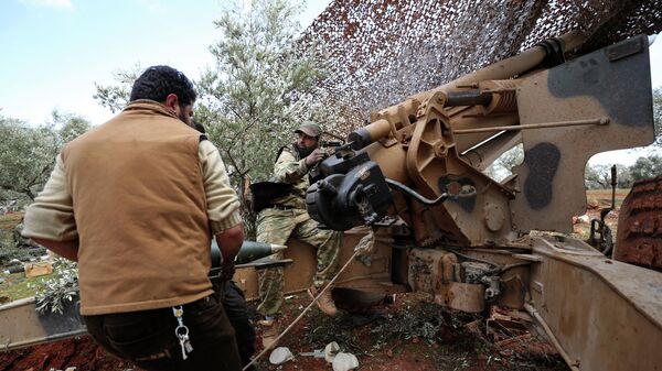 Сирийские боевики, поддерживаемые Турцией, ведут обстрел сирийских правительственных сил в провинции Идлиб
