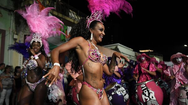 Танцоры и музыканты в Монтевидео во время Llamadas, открывающего карнавал в Уругвае