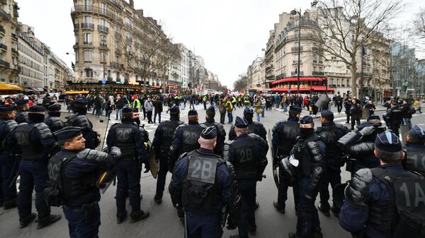 Полиция и участники акции протеста против пенсионной реформы в Париже