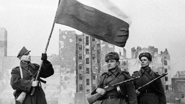 Воины Войска Польского (слева с флагом) и Советской Армии (справа) перед водружением государственного флага Польши над освобожденной Варшавой