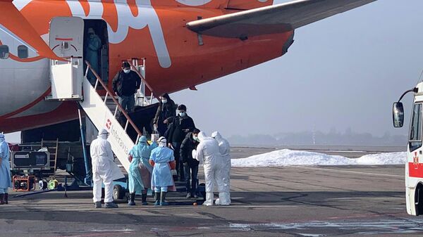 Эвакуированные из Китая в аэропорту Харькова, Украина. 20 февраля 2020
