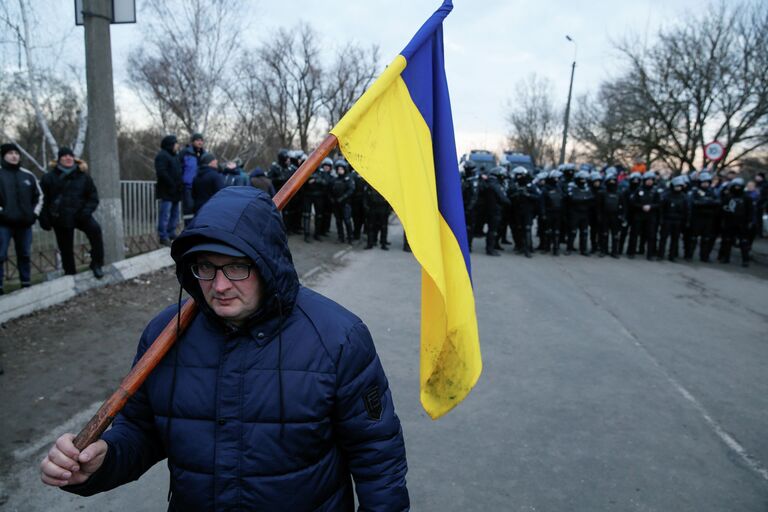 Акция протеста в Полтавской области против прибытия самолета с эвакуированными людьми из Китая. 20 февраля 2020