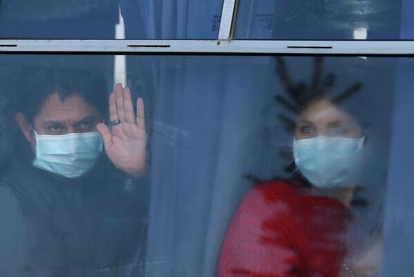Эвакуированные, прибывшие из Китая, в аэропорту Харькова, Украина. 20 февраля 2020