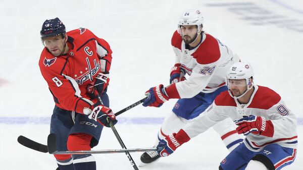 Игрок ХК Вашингтон Кэпиталз Александр Овечкин (8) и игрок ХК Монреаль Канадиенс Филлип Дано (9) в матче регулярного чемпионата НХЛ