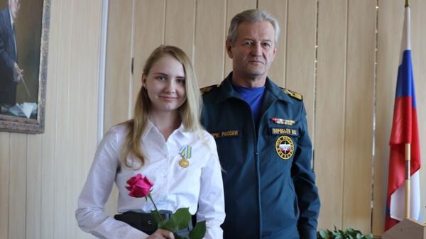 Студентку Амурского госуниверситета Алену Комарову наградили медалью МЧС за спасение тонущего