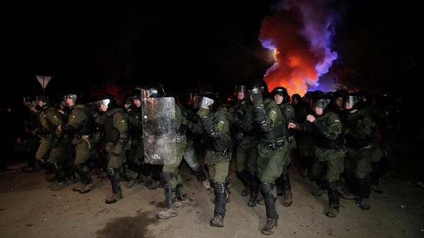 Украинские правоохранители во время протеста против прибытия самолета с эвакуированными из китайской провинции Хубэй в село Новые Санжары Полтавской области