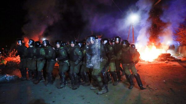 Украинские полицейские во время беспорядков в Новых Санжарах