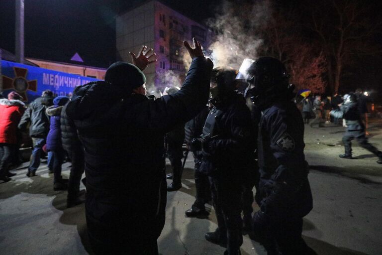 Акция протеста в Полтавской области против прибытия самолета с эвакуированными людьми из Китая