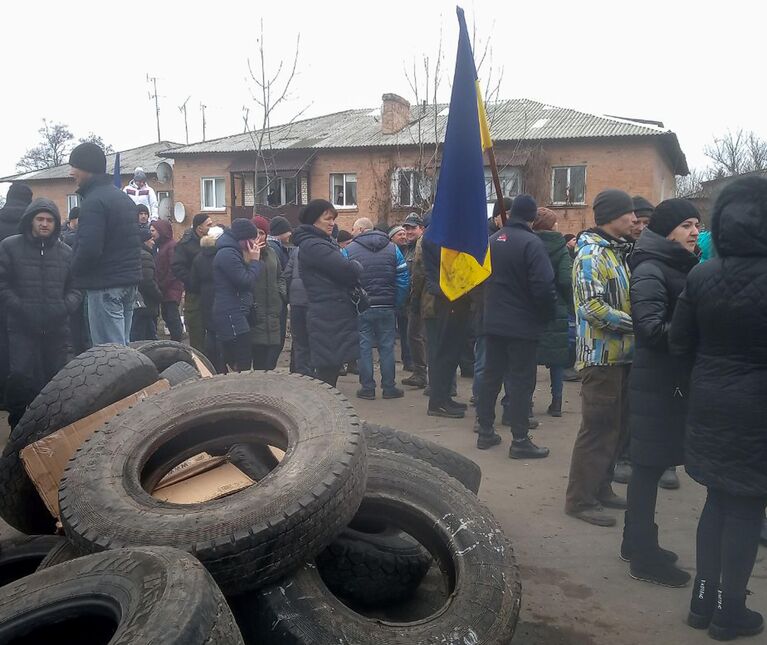 Акция протеста в Полтавской области против прибытия самолета с эвакуированными людьми из Китая