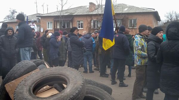Акция протеста в Полтавской области против прибытия самолета с эвакуированными людьми из Китая
