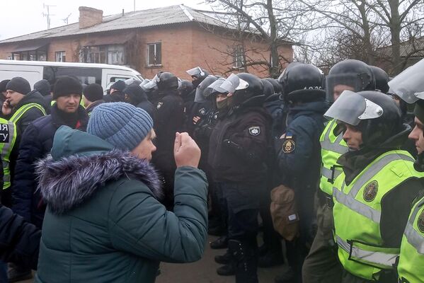 Акция протеста в Полтавской области против прибытия самолета с эвакуированными людьми из Китая