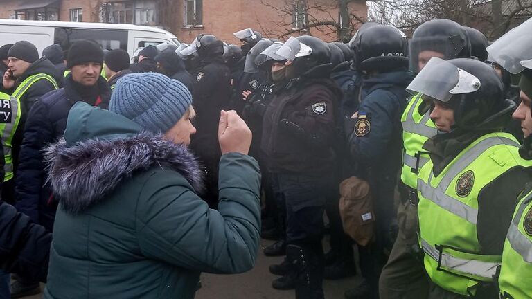 Акция протеста в Полтавской области против прибытия самолета с эвакуированными людьми из Китая