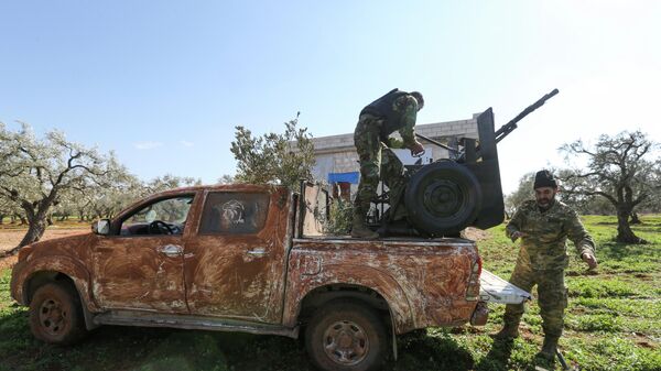 Боевики, поддерживаемые Турцией, ведут обстрел сирийских правительственных сил в провинции Идлиб
