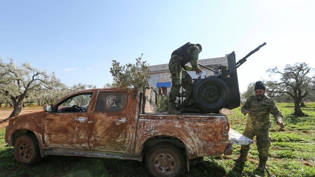 Боевики ведут обстрел сирийских правительственных сил в провинции Идлиб