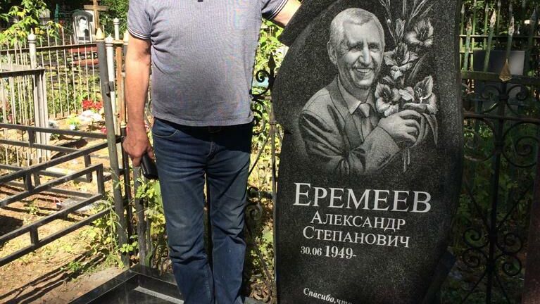 Александр Еремеев рядом с собственным памятником - РИА Новости, 1920, 25.02.2020