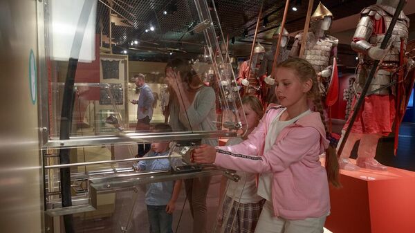 Девочки тренируются натягивать лук в музейном комплексе Куликово поле