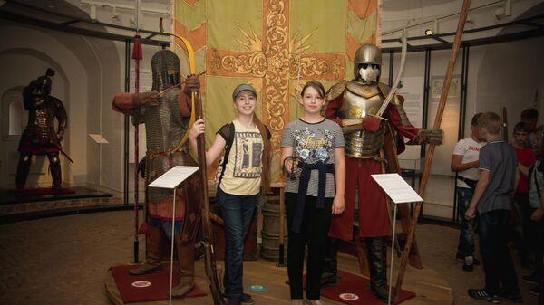 Посетители на фоне манекенов воинов в экспозиции музея Башня Громовая