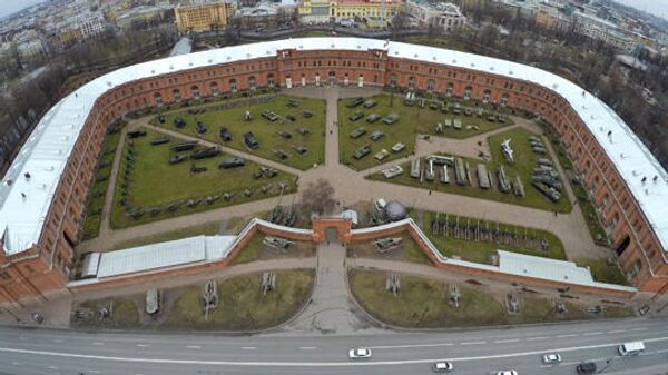 Вид сверху на здание военно-исторического музея артиллерии, инженерных войск и войск связи