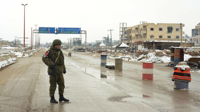 Патруль российской военной полиции в районе освобожденного от боевиков города Маарет-Нууман в провинции Идлиб