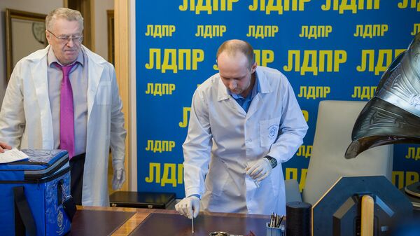 По просьбе лидера ЛДПР Владимира Жириновского Госдуму проверили на количество микробов
