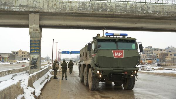 Патруль российской военной полиции в районе освобожденного от боевиков города Маарет-Нууман в провинции Идлиб