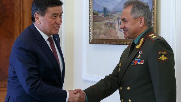 Президент Киргизии Сооронбай Жээнбеков и министр обороны РФ Сергей Шойгу во время встречи в Бишкеке