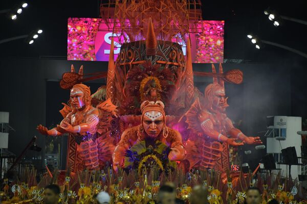 Участники карнавала в Сан-Паулу, Бразилия