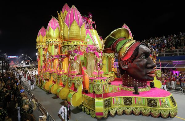 Участники карнавала в Сан-Паулу, Бразилия