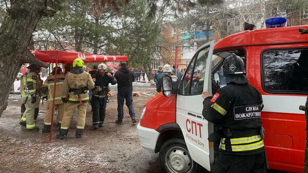 Сотрудники спасательной службы МЧС РФ на месте взрыва бытового газа в трехэтажном жилом доме в Азове в Ростовской области