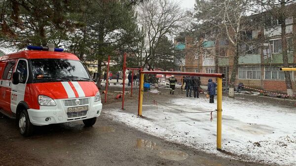 Сотрудники спасательной службы МЧС РФ на месте взрыва бытового газа в трехэтажном жилом доме в Азове в Ростовской области